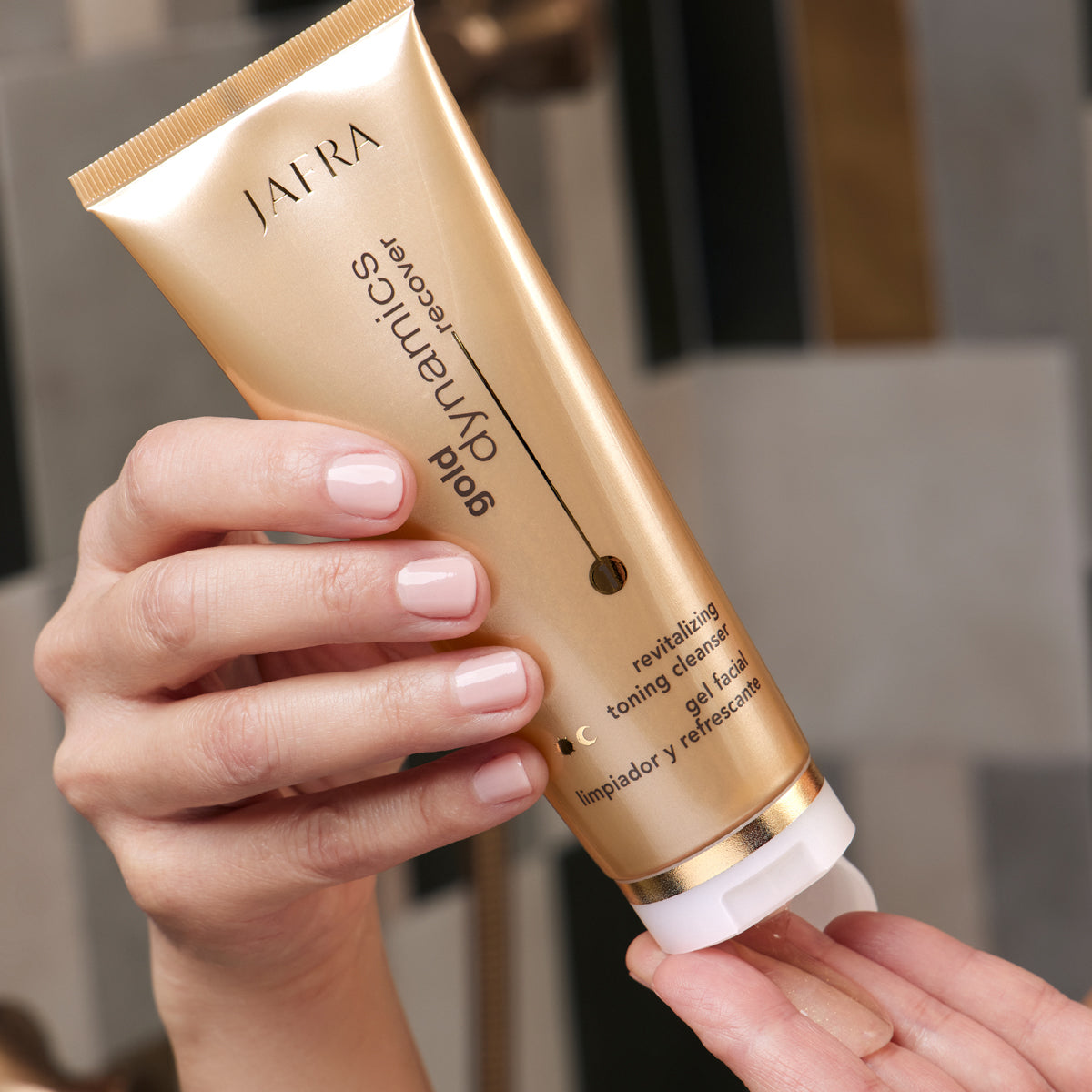 Gold Dynamics Revitalizing Toning Cleanser, Skincare | JAFRA